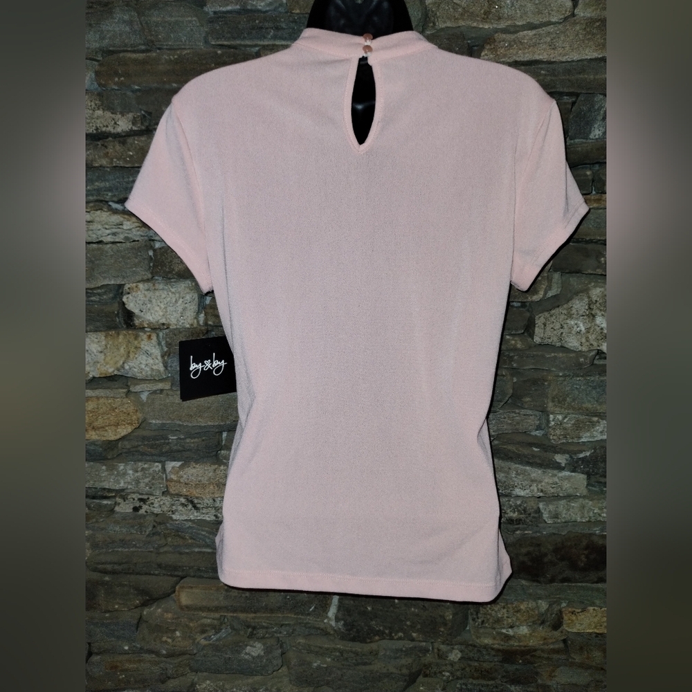 By & By NWT pale pink short sleeve blouse, v neck chocker neck - Picture 7 of 8